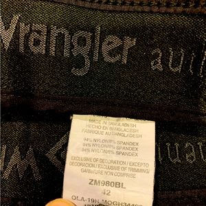 Men’s wrangler cargo work shorts black in color